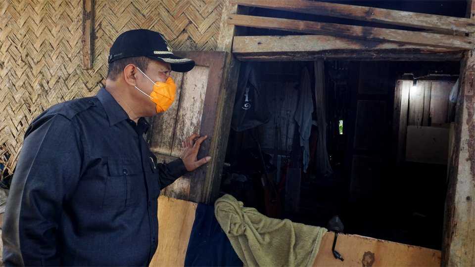 Ditengah Pandemic Covid-19, Wakil Walikota Pariaman Tinjau Rumah Warga Tidak Layak Huni