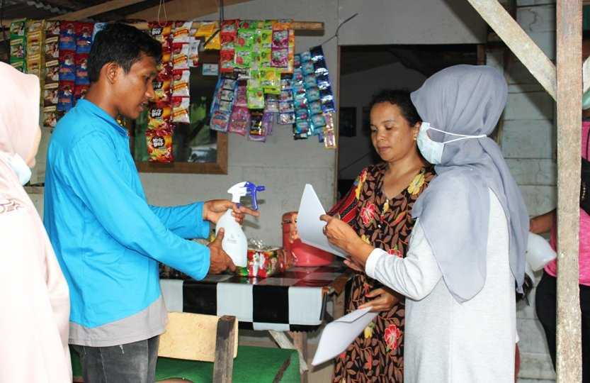 Desa Rambai Pariaman Selatan Serahkan 1 Botol Untuk 1 Rumah Bagi Seluruh Rumah Di Desanya