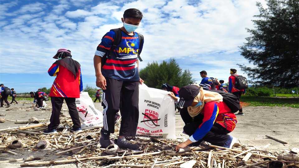 Hari Ketiga di Kota Pariaman, Belia MFLS Lakukan Aksi Bersih Pantai