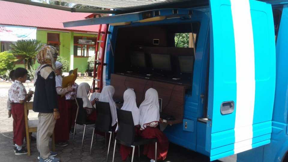 Mobil M-CAP Diskominfo Kota Pariaman Giatkan Pembelajaran Komputer Bagi Siswa SD