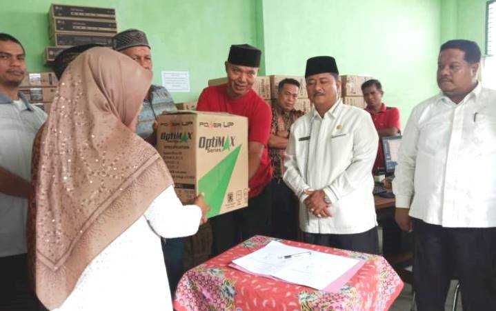 Komite Madrasah Serahkan Bantuan 40 Unit Komputer Kepada MTsN 2 Kota Pariaman