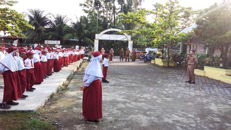 Untuk Memajukan Dunia Pendidikan, Kepala Desa Marabau Beri Perhatian Kepada SDN 05 Marabau