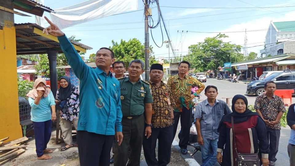 Genius Umar Tinjau Langsung Penebangan Dahan Pohon di Desa Kampung Baru