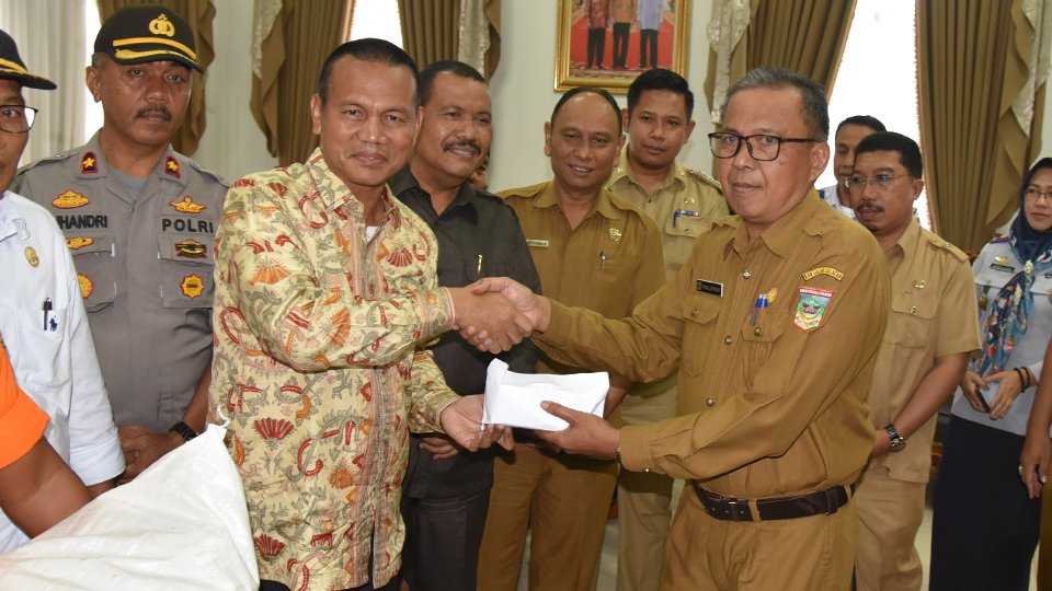 Wako Pariaman Genius Umar Antar Bantuan ke Solok Selatan