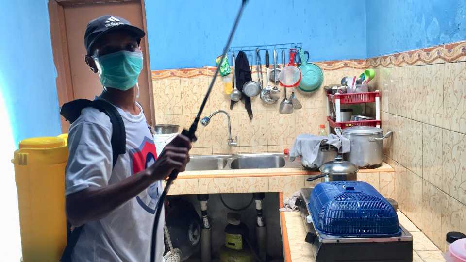 Inisiatif Karang Taruna Cubadak Air, Lakukan Penyemprotan Disinfektan ke Rumah-Rumah Warga