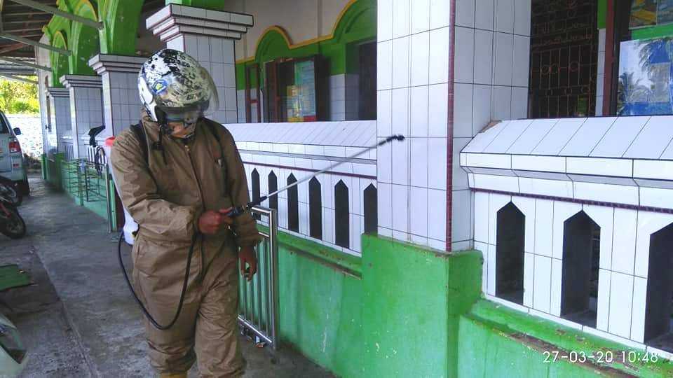 Karang Taruna Kota Pariaman Fokuskan Penyemprotan Di Masjid dan Mushalla