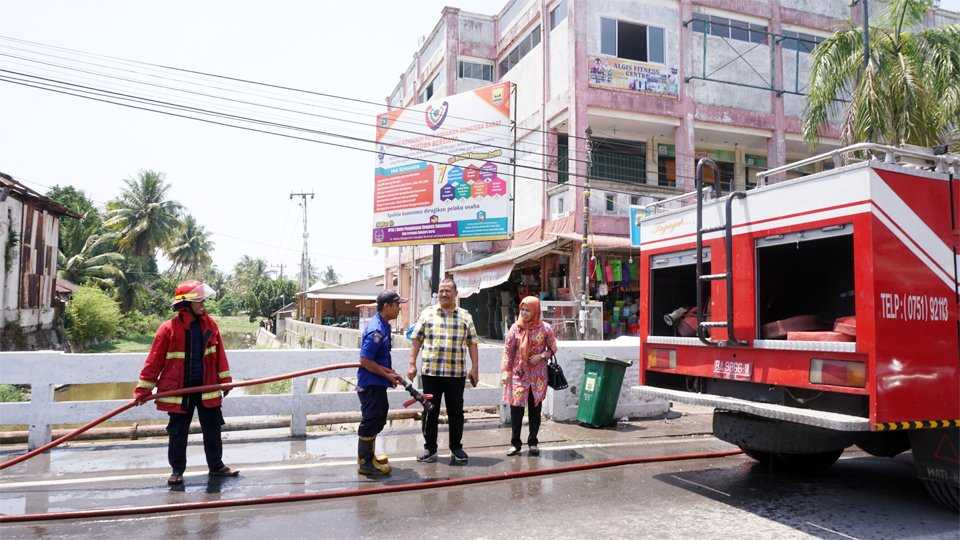 Wawako Pariaman Pantau Langsung Penyiraman Debu di Pasar Pariaman