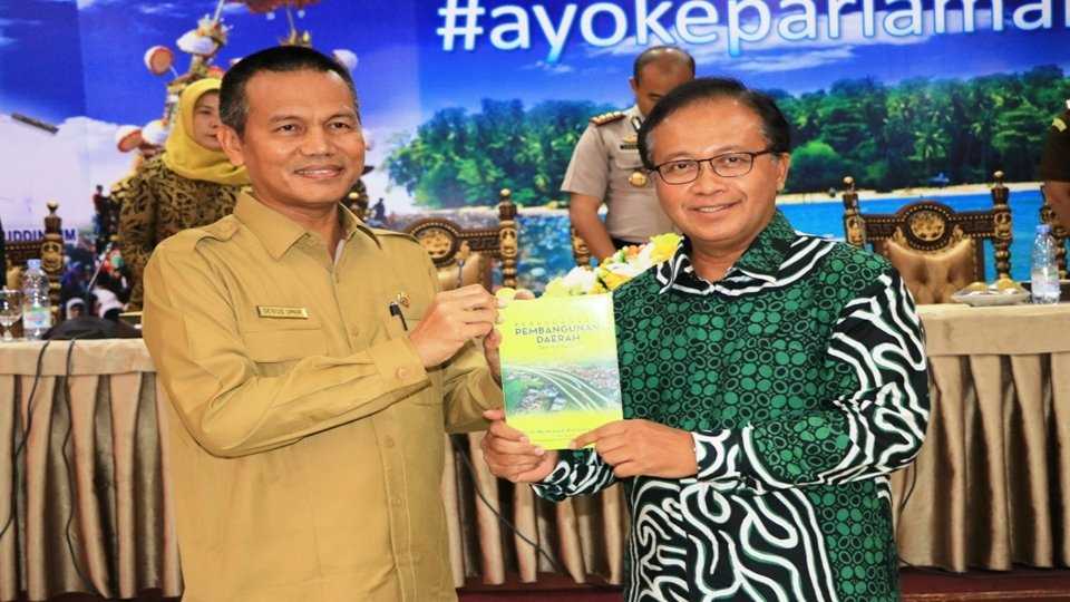 Prof. Mudrajad Kuncoro Jadi Pembicara Seminar Pembangunan di Kota Pariaman