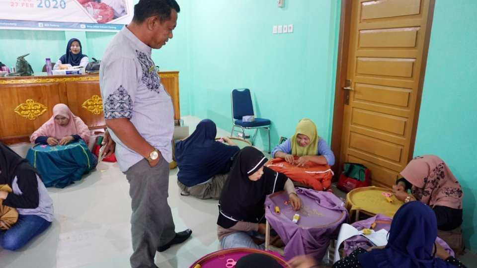 Untuk Meningkatkan Perekonomian Masyarakat Desa, Desa Sikapak Barat Adakan Pelatihan Sulaman