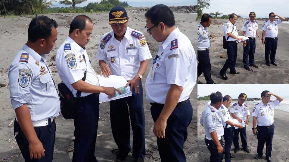 Kepala  BPTD Wilayah III Sumbar, Kemenhub RI, Deny Kusdyana, tinjau rencana Pembangunan Pelabuhan Penyebrangan di Pantai Sunur Kota Pariaman