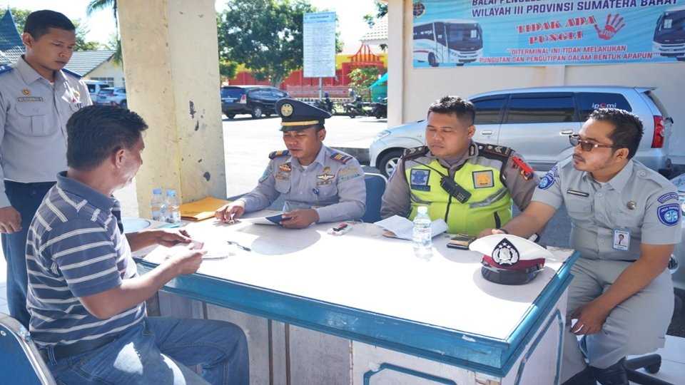 Satpel Terminal Tipe A Jati Pariaman Rutinkan Periksa Bus AKAP dan AKDP